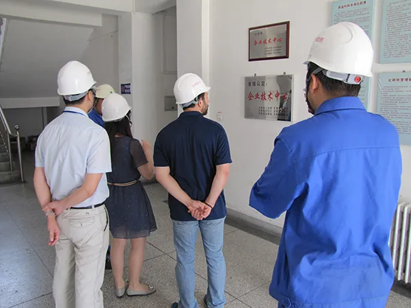 Des clients dans le cadre d'inspections et de visites d'usines
