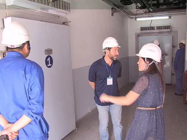 Des clients dans le cadre d'inspections et de visites d'usines